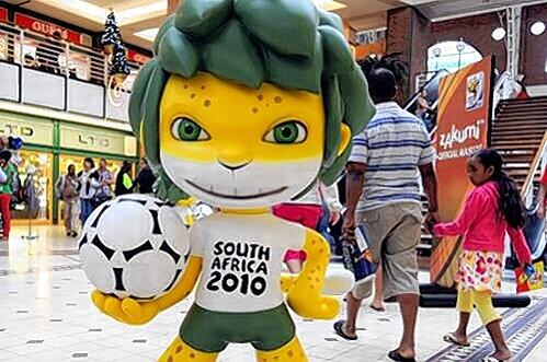 Zakumi, das Maskottchen der WM 2010 in Südafrika. Immerhin hat das Tier eine Hose an. Anders als sein Vorgänger Goleo, das Maskottchen der WM 2006.
