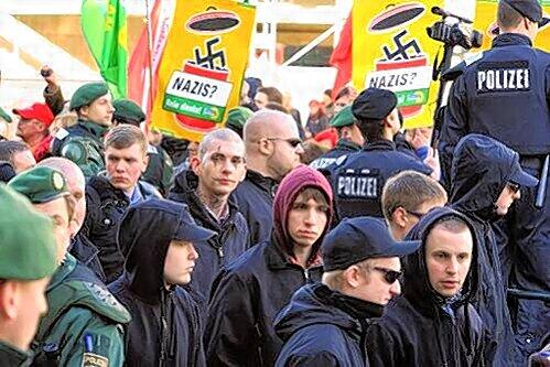 Mit Schildern und Sprechchören demonstrierten Hunderter Antifaschisten in Augsburg gegen einen Neonazi-Aufmarsch.