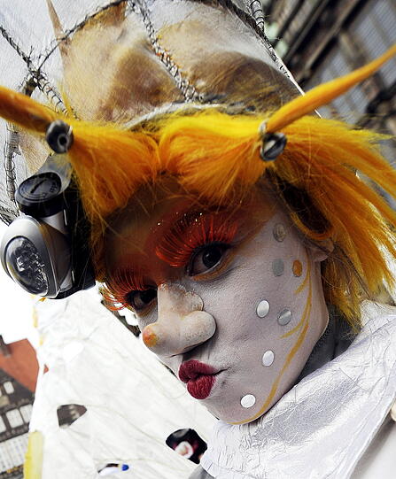 Zahlreiche Samba-Gruppen aus ganz Deutschland nehmen unter dem Motto "Carneval Theatral" am Bremer Straßenkarneval teil.