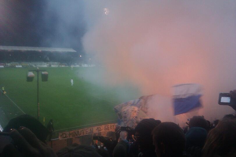Bilder von der Pyroaktion im 1860 Fanblock, in der 13 Spielminute in Aalen.