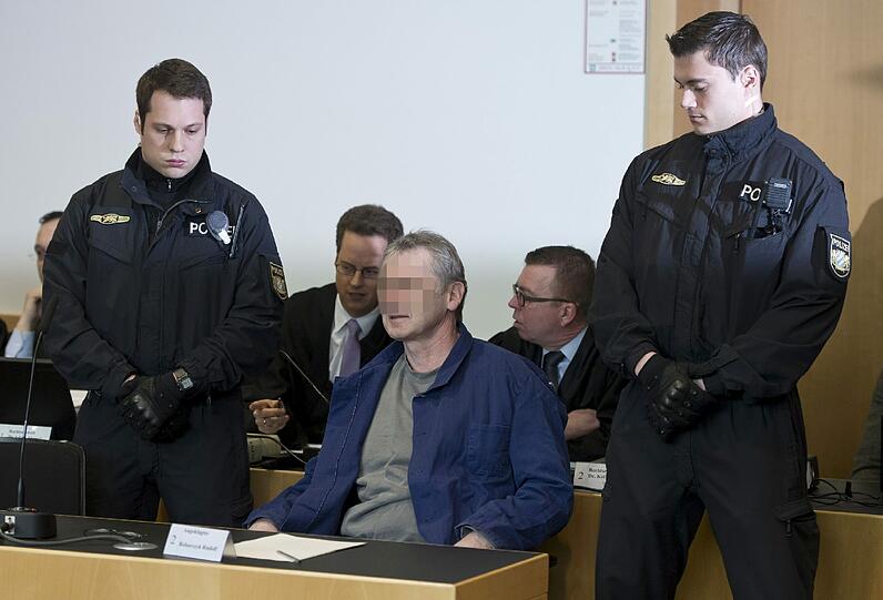 Strenge Sicherheitsvorkehrungen beim Prozessauftakt in Augsburg.