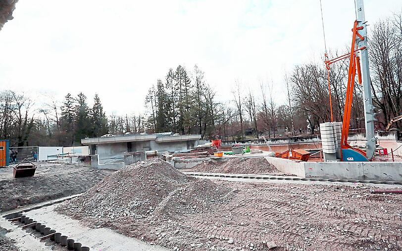Kiesberge und Baumaschinen bestimmen derzeit das Bild: das Hellabrunner Polarium wird umgebaut.