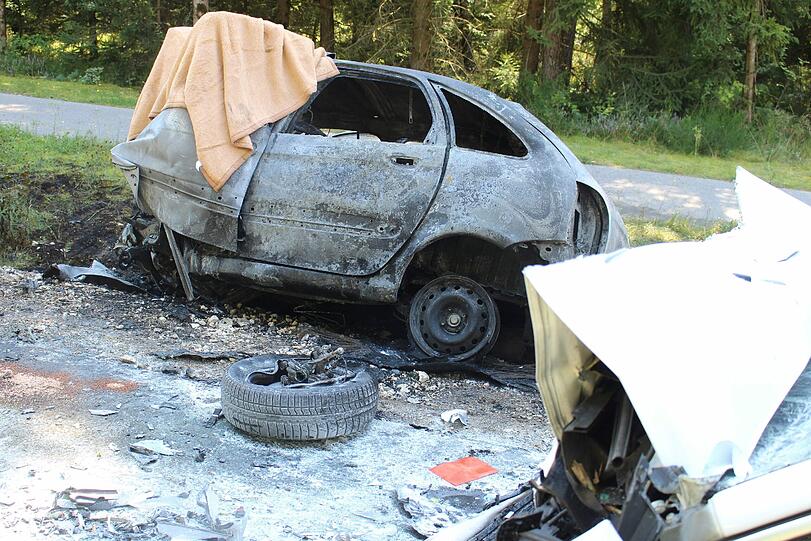 Das Geschlecht der Person am Steuer des ersten Wagens war zunächst ebenso unklar wie die Identitäten der weiteren Beteiligten.
