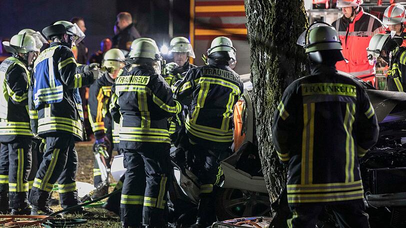 Bei einem Überholmanöver mit überhöhter Geschwindigkeit kam in Traunstein ein Audi A5 von der Straße ab und krachte frontal gegen einen Baum.