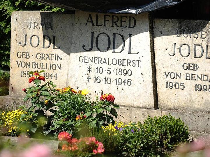 Das Grab von Generaloberst Alfred Jodl ist auf dem Friedhof auf der Fraueninsel im Chiemsee zum Teil mit einer Plane abgedeckt. Foto: Angelika Warmuth/dpa/Archivbild