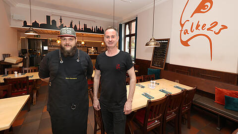 Koch Marian Schmalacker (links) und Wirt Harald Bernkopf.