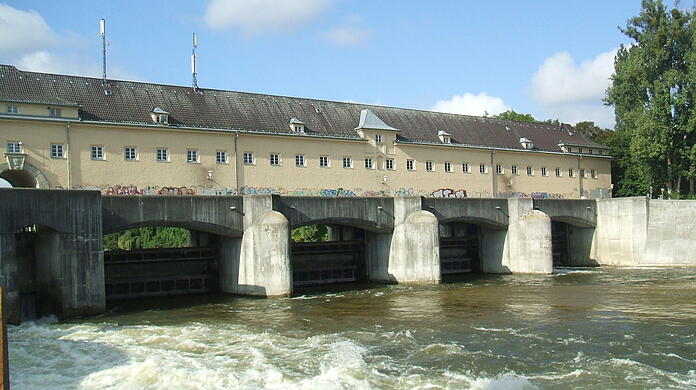 Das Oberföhringer Wehr steht seit 1924. Seit 2012 gibt es daneben eine Fischtreppe. Hierneis fordert, dass das Wehr zurückgebaut wird – damit es die Isar nicht komplett abriegelt.