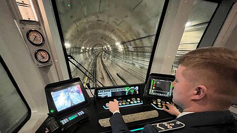 Ein U-Bahn-Fahrer lenkt einen modernen Zug auf der neuen großen Ringlinie der Metro.