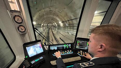 Ein U-Bahn-Fahrer lenkt einen modernen Zug auf der neuen großen Ringlinie der Metro.