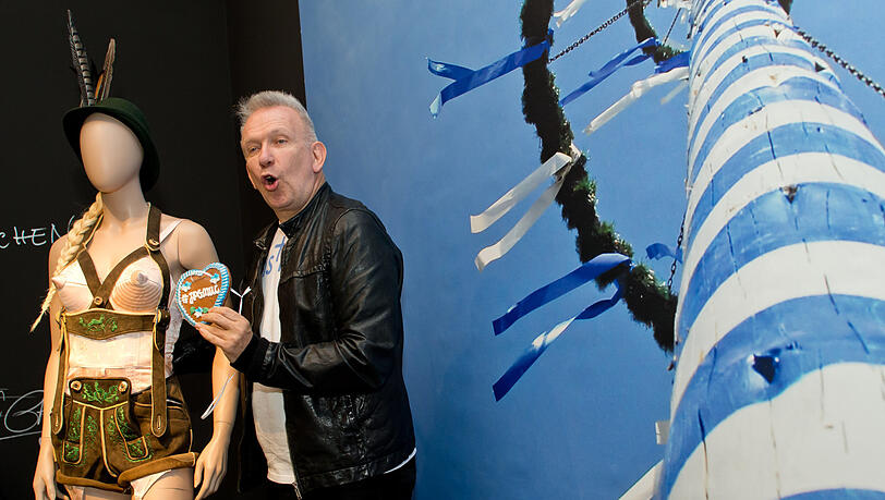 Der Modedesigner Jean Paul Gaultier neben einem von ihm angefertigtem Kostüm für das Oktoberfest in der Kunsthalle München. Der Modedesigner Jean Paul Gaultier neben einem von ihm angefertigtem Kostüm für das Oktoberfest in der Kunsthalle München.