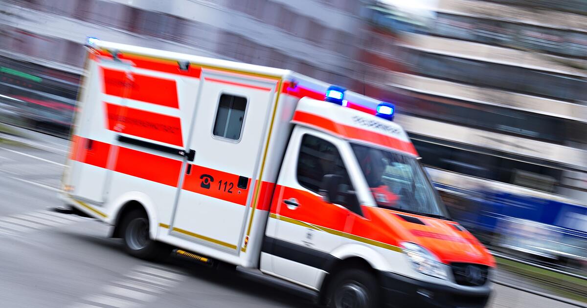 Kleintransporter-mit-sieben-Insassen-prallt-gegen-Lastwagen