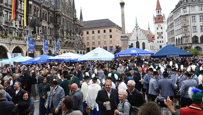 Offizieller Freibieranstich ist am Samstag ab etwa 12.30 Uhr. Mehrere Innenstadtwirte beteiligen sich zudem an einer Aktion unter dem Motto "Sechs Richtige". Gäste zahlen dabei fünf Halbe Bier und bekommen die sechste Halbe gratis serviert. Offizieller Freibieranstich ist am Samstag ab etwa 12.30 Uhr. Mehrere Innenstadtwirte beteiligen sich zudem an einer Aktion unter dem Motto "Sechs Richtige". Gäste zahlen dabei fünf Halbe Bier und bekommen die sechste Halbe gratis serviert.