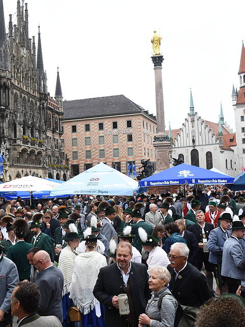 Offizieller Freibieranstich ist am Samstag ab etwa 12.30 Uhr. Mehrere Innenstadtwirte beteiligen sich zudem an einer Aktion unter dem Motto "Sechs Richtige". G&auml;ste zahlen dabei f&uuml;nf Halbe Bier und bekommen die sechste Halbe gratis serviert.