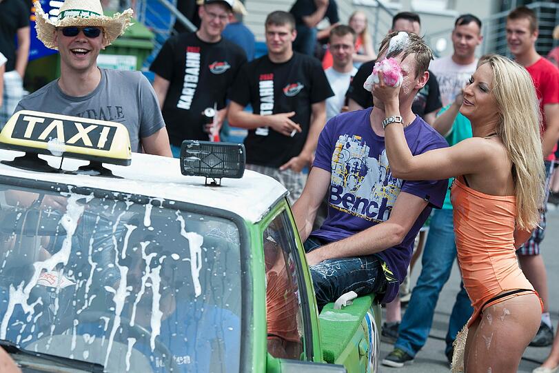 Was für eine heiße Autowäsche: Beim Sexy Car Wash werden Männerträume wahr. Während des 17. Opeltreffens in der Nähe von Oschersleben (Sachsen-Anhalt) sorgten die Damen mit ihrer scharfen Showeinlage für Stimmung.