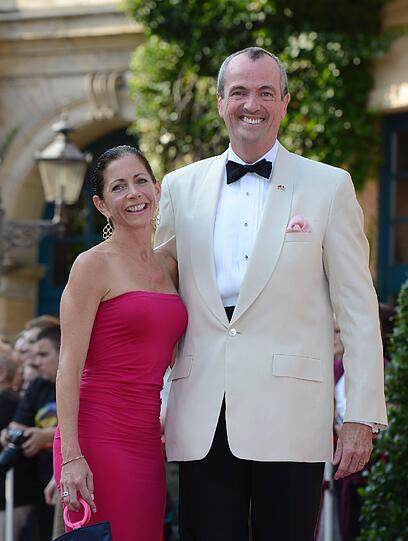 Beerenfarben schienen angesagt: So trug Tammy Murphy, Ehefrau von US-Botschafter Philip Murphy, ein pinkes Kleid...