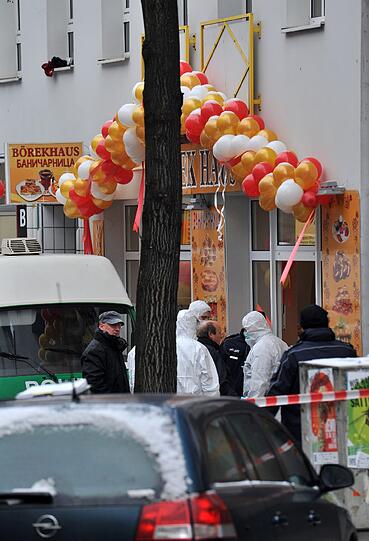 Polizisten riegeln am Mittwoch in Berlin an der Flughafenstraße den Bereich vor einer Bäckerei ab. In dem Geschäft hatte ein Mann eine Frau erschossen.