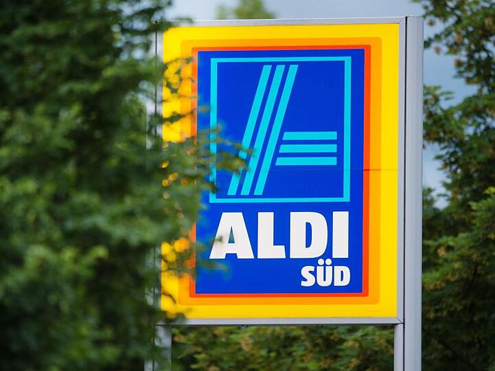 Das Logo von Aldi Süd ist an einer Filiale in München zu sehen.