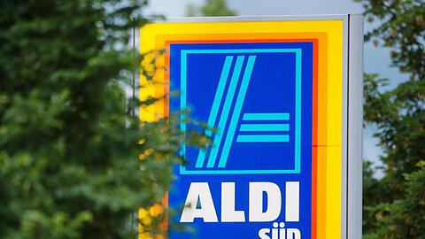 Das Logo von Aldi Süd ist an einer Filiale in München zu sehen.