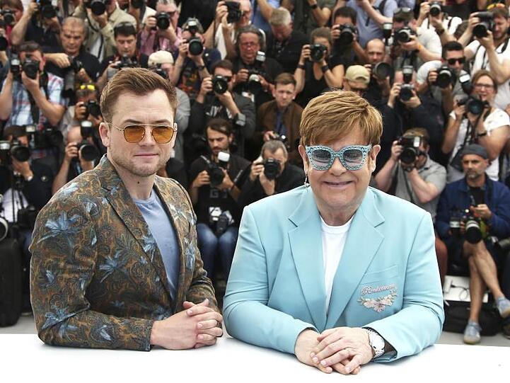 Taron Egerton (l), Schauspieler aus Großbritannien, und Sir Elton John, Musiker aus Großbritannien. Foto: Joel C Ryan/Invision/AP