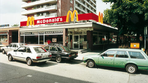 Das erste McDonald's Restaurant in Deutschland eröffnete am 4. Dezember 1971 in der Martin-Luther-Straße in München.