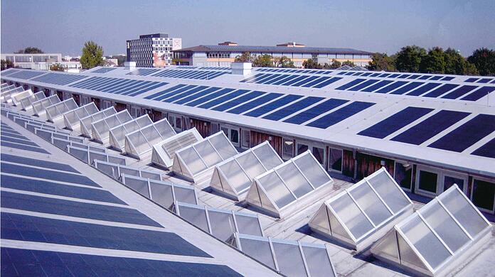 Die Photovoltaik-Anlage auf dem Dach der Tram-Werkstätten an der Ständlerstraße in Giesing.