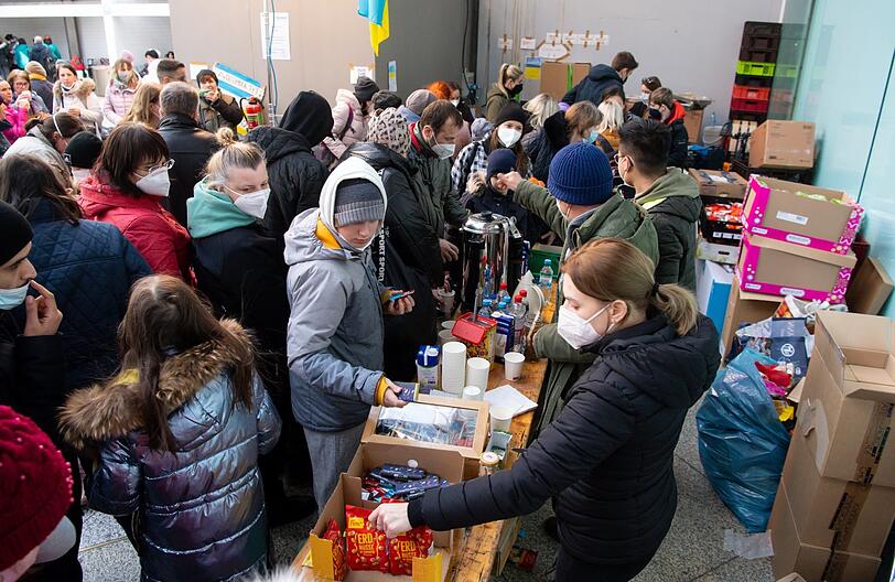 München hilft: Der Hauptbahnhof wird Anlaufstelle für Kriegsflüchtlinge aus der Ukraine. Mitarbeiter der Caritas und Freiwillige versorgen sie mit Essen, Trinken und ersten Informationen.