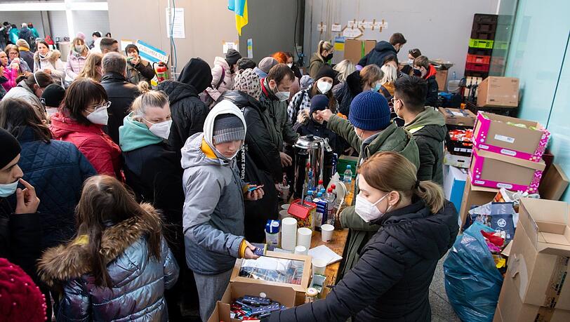 München hilft: Der Hauptbahnhof wird im Dezember 2022 Anlaufstelle für Kriegsflüchtlinge aus der Ukraine. Mitarbeiter der Caritas und Freiwillige versorgten sie mit Essen, Trinken und ersten Informationen. (Archivbild)