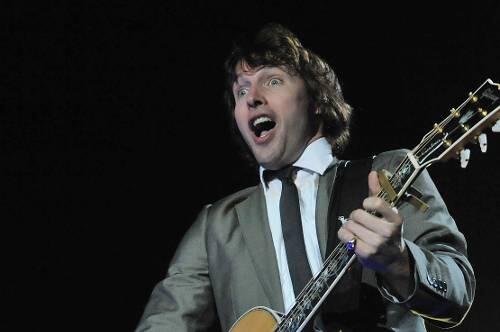 Mit Überschwang gegen das Leise: Herzbube James Blunt blähte seinen Nürnberger Auftritt mit Entertainer-Gesten und Lightshow-Gewitter auf.
