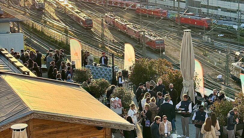 Im sechsten Stock des Marriott Hotel Munich City West eröffnet die Cloud 6-Dachterrasse ab sofort für alle. Die Rooftop-Bar soll Anlaufstelle für entspannte Abende nach der Arbeit und Veranstaltungen werden.