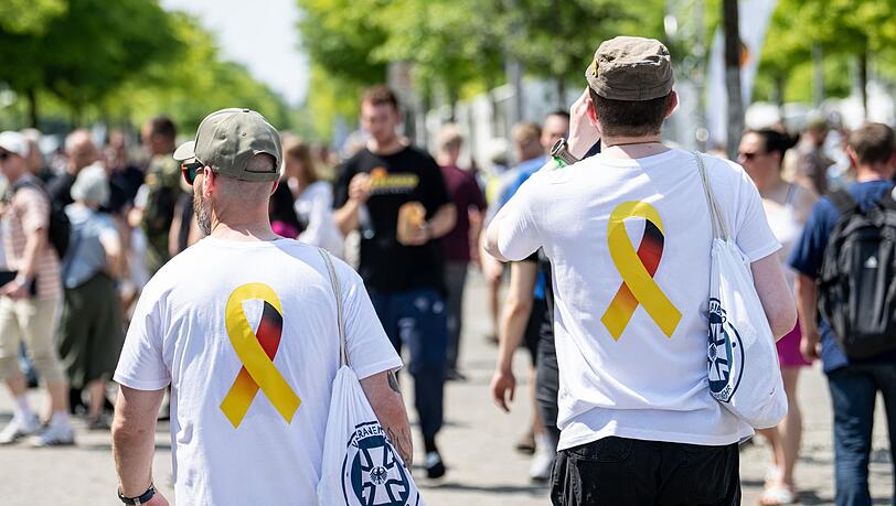 Mit gelber Schleife auf dem Veteranentag. Das Symbol erinnert an die Gefallenen und Verwundeten der Einsätze.