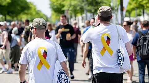 Mit gelber Schleife auf dem Veteranentag. Das Symbol erinnert an die Gefallenen und Verwundeten der Einsätze.