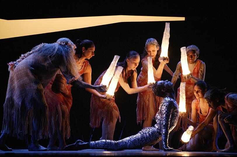 Die Verbindung von Tradition und forschender Tanztheater-Gegenwart ist Konzept beim &bdquo;Bangarra Dance Theatre&ldquo;.