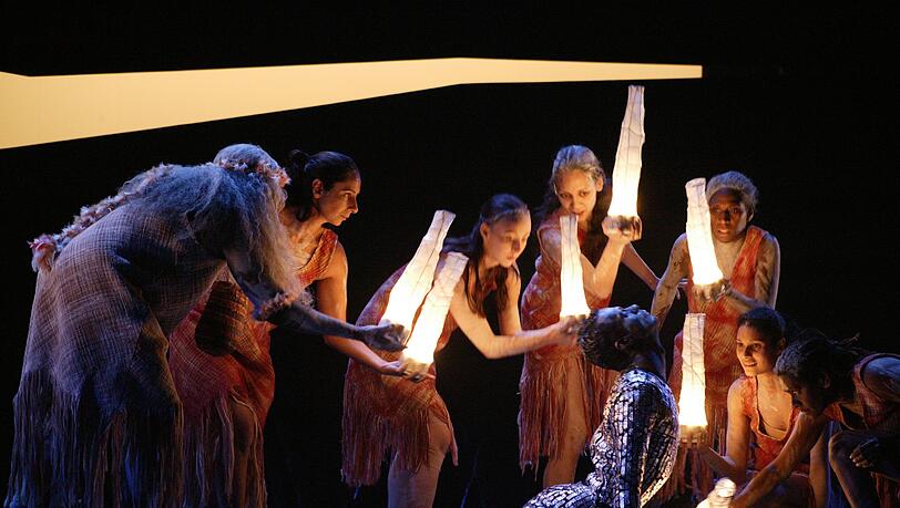Die Verbindung von Tradition und forschender Tanztheater-Gegenwart ist Konzept beim „Bangarra Dance Theatre“. Die Verbindung von Tradition und forschender Tanztheater-Gegenwart ist Konzept beim „Bangarra Dance Theatre“.