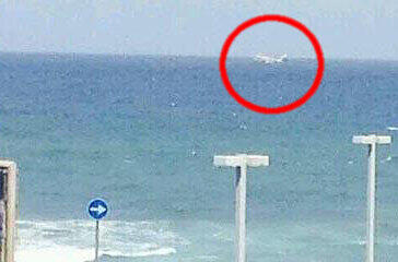 Ein Foto, das zu einem Fehlalarm führte: Bei dem Objekt im Wasser handelt es sich um ein Schiff und kein Flugzeug.