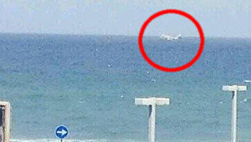 Ein Foto, das zu einem Fehlalarm führte: Bei dem Objekt im Wasser handelt es sich um ein Schiff und kein Flugzeug. Ein Foto, das zu einem Fehlalarm führte: Bei dem Objekt im Wasser handelt es sich um ein Schiff und kein Flugzeug.