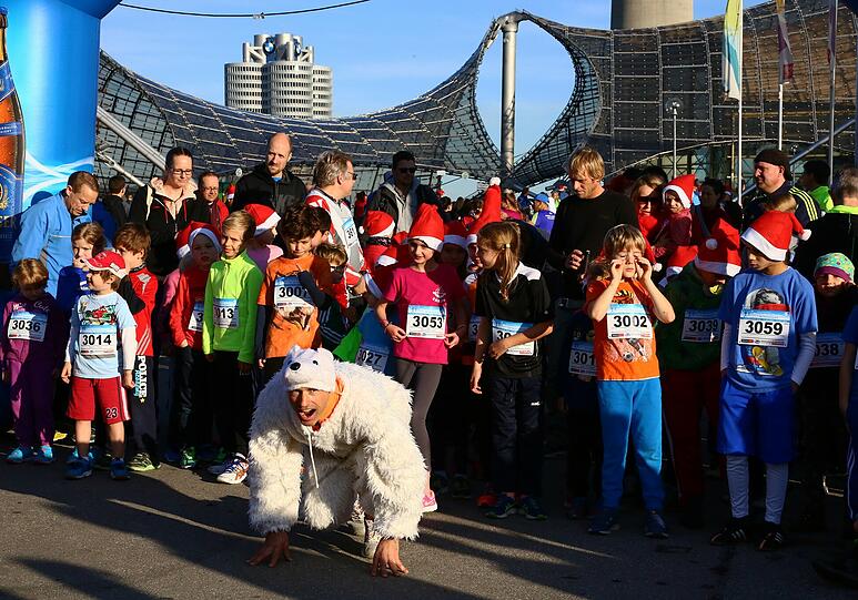 Am Samstag liefen mehr als 1.700 Münchner durch den Olympiapark. Die Bilder vom Nikolauslauf.