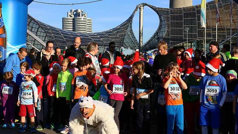 Am Samstag liefen mehr als 1.700 Münchner durch den Olympiapark. Die Bilder vom Nikolauslauf. Am Samstag liefen mehr als 1.700 Münchner durch den Olympiapark. Die Bilder vom Nikolauslauf.