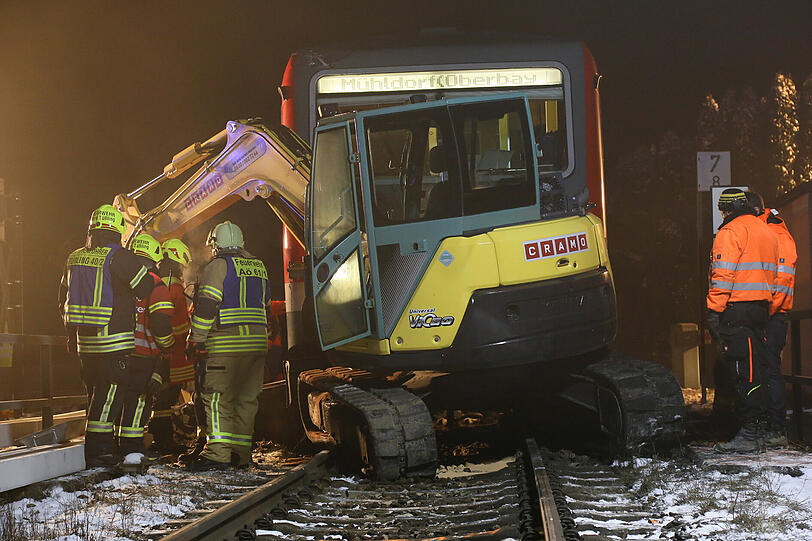 Bei Altötting hat ein Zug einen Bagger gerammt. Die Bilder vom Unfallort.