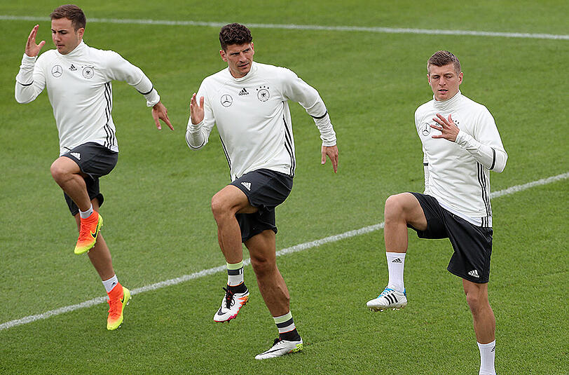 Toni Kroos (r.) hat seinen Platz sicher. Im Angriff kämpfen Mario Gomez (2. v. r.) und Mario Götze (l.) um den Stammplatz.