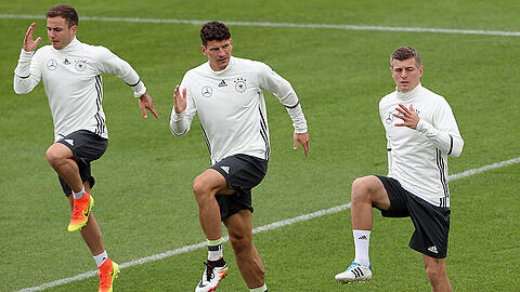 Toni Kroos (r.) hat seinen Platz sicher. Im Angriff kämpfen Mario Gomez (2. v. r.) und Mario Götze (l.) um den Stammplatz.
