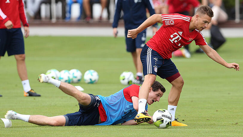 Neuzugang Sebastian Rudy geht im Zweikampf mit Joshua Kimmich zu Boden.