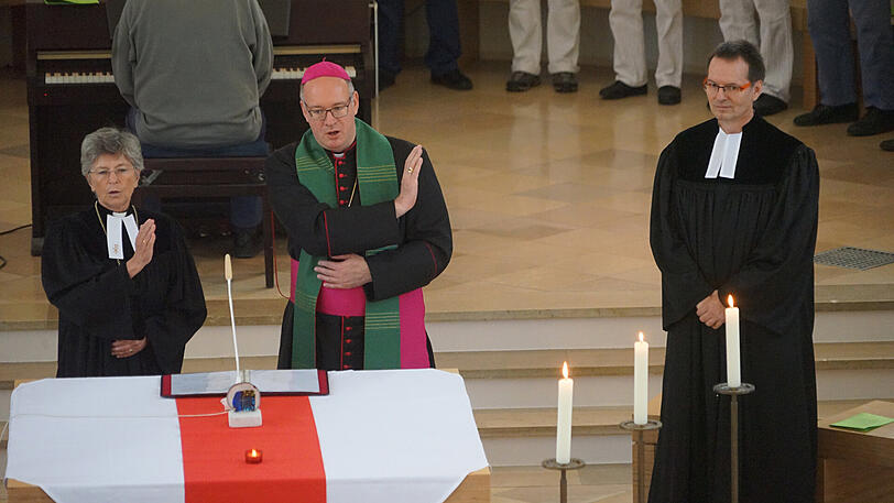 Regionalbischöfin Susanne Breit-Keßler und Weihbischof Graf zu Stolberg zelebrieren den Gottesdienst.