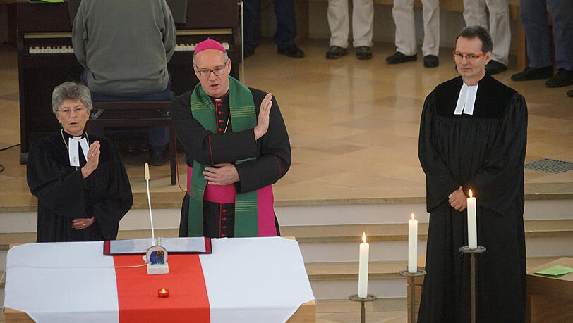 Regionalbischöfin Susanne Breit-Keßler und Weihbischof Graf zu Stolberg zelebrieren den Gottesdienst. Regionalbischöfin Susanne Breit-Keßler und Weihbischof Graf zu Stolberg zelebrieren den Gottesdienst.