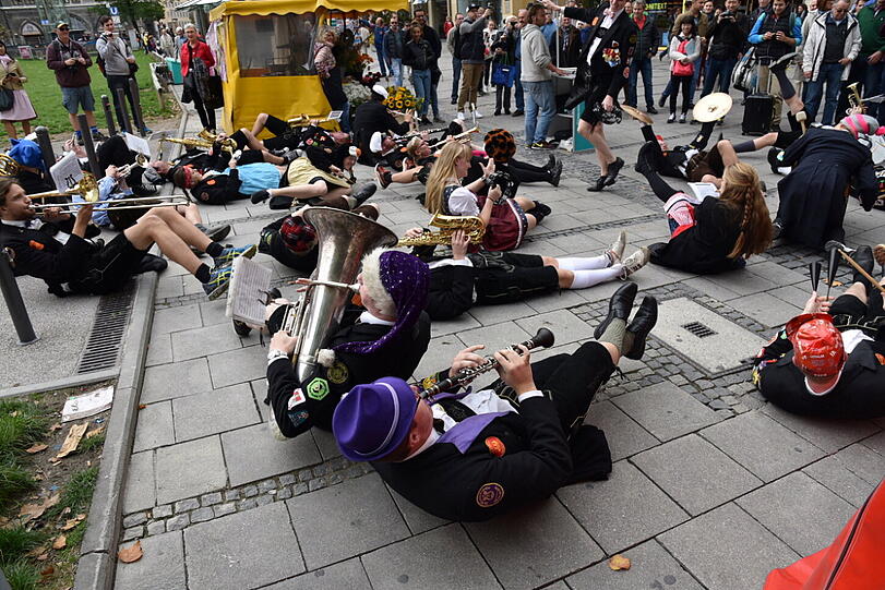 In der Münchner Innenstadt lieferten schwedische Studenten am Freitag ein Mordsspektakel! Die Bilder!