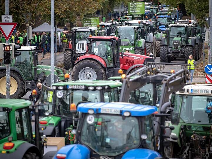 Traktoren und ihre Fahrer bei einer Kundgebung. Foto: Sina Schuldt/dpa/Archivbild