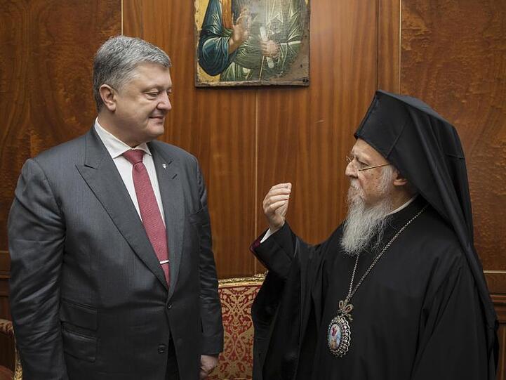 Der ukrainische Präsident Petro Poroschenko (l) bei einem Treffen mit dem Ökumenischen Patriarchen Bartholomaios in Istanbul im September.