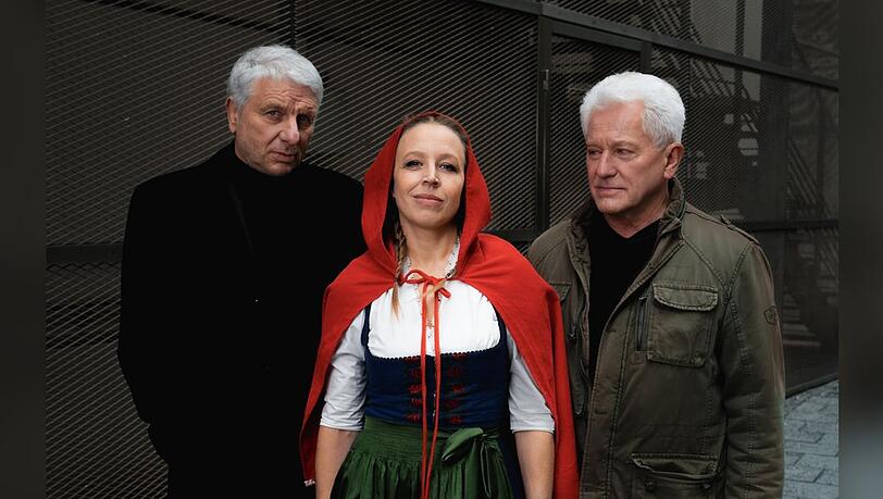 "Tatort: Kehraus": Franz Leitmayr (Udo Wachtveitl, li.) und Ivo Batic (Miroslav Nemec) befragen das "Rotkäppchen" Silke Weinzierl (Nina Proll) .