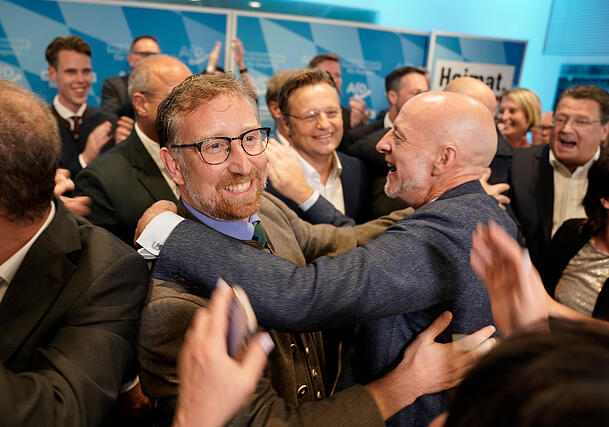 Andreas Winhart (l), parlamentarischer Geschäftsführer der AfD, und Spitzenkandidat Martin Böhm feiern bei der Wahlparty der AfD nach der Wahl zum 19. Bayerischen Landtag die erste Prognose. Andreas Winhart (l), parlamentarischer Geschäftsführer der AfD, und Spitzenkandidat Martin Böhm feiern bei der Wahlparty der AfD nach der Wahl zum 19. Bayerischen Landtag die erste Prognose.