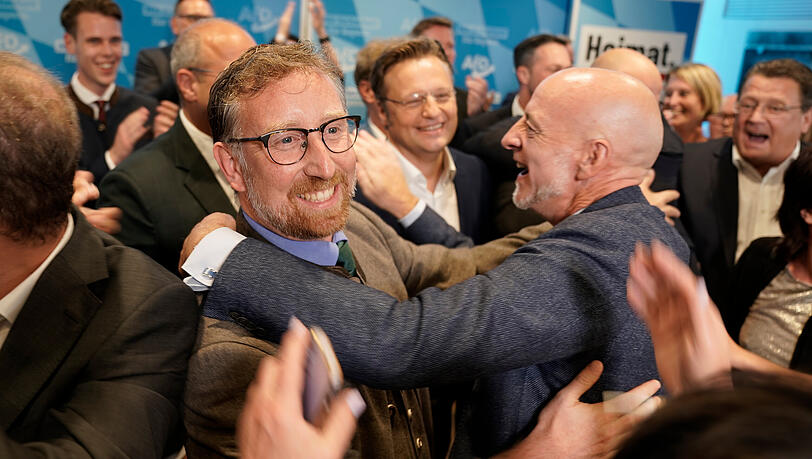 Andreas Winhart (l), parlamentarischer Geschäftsführer der AfD, und Spitzenkandidat Martin Böhm feiern bei der Wahlparty der AfD nach der Wahl zum 19. Bayerischen Landtag die erste Prognose. Andreas Winhart (l), parlamentarischer Geschäftsführer der AfD, und Spitzenkandidat Martin Böhm feiern bei der Wahlparty der AfD nach der Wahl zum 19. Bayerischen Landtag die erste Prognose.