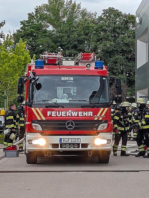 Was die Höhe des Sachschadens und die Brandursache angeht, verwies die Feuerwehr auf die Ermittlungen der Polizei.